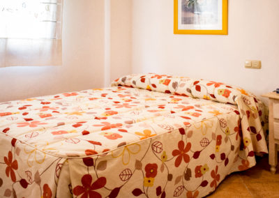 Dormitorio con cama de matrimonio.